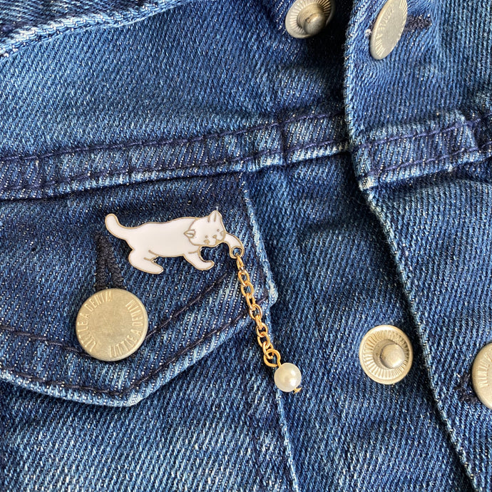 Cat with Chain Pin